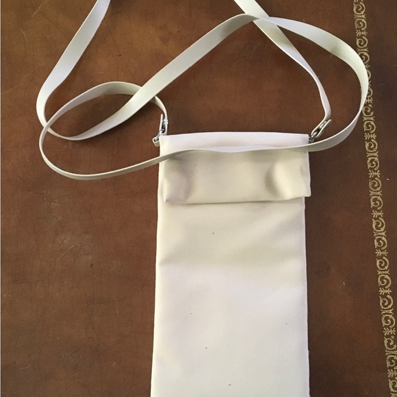 Carry case. Free with purchase - Picture 2 of 3